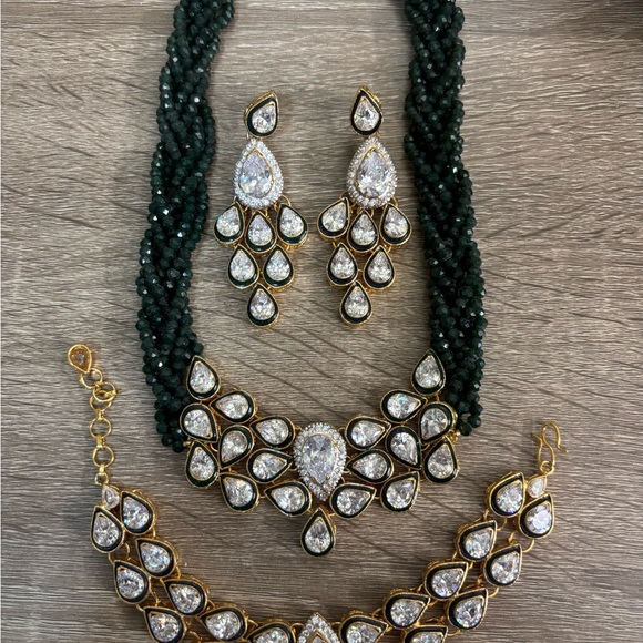 Elegant Gold and Silver Jewelry Set - Picture 2 of 3